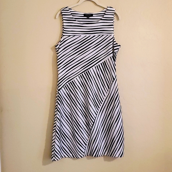 Ellen Tracy Dresses & Skirts - Ellen Tracy Black and White Striped Sleeveless Midi Dress Size 10